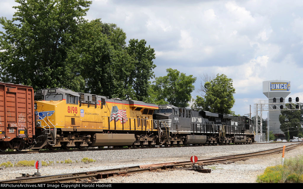 NS 8113 leads train 12R towards the signals at Aycock